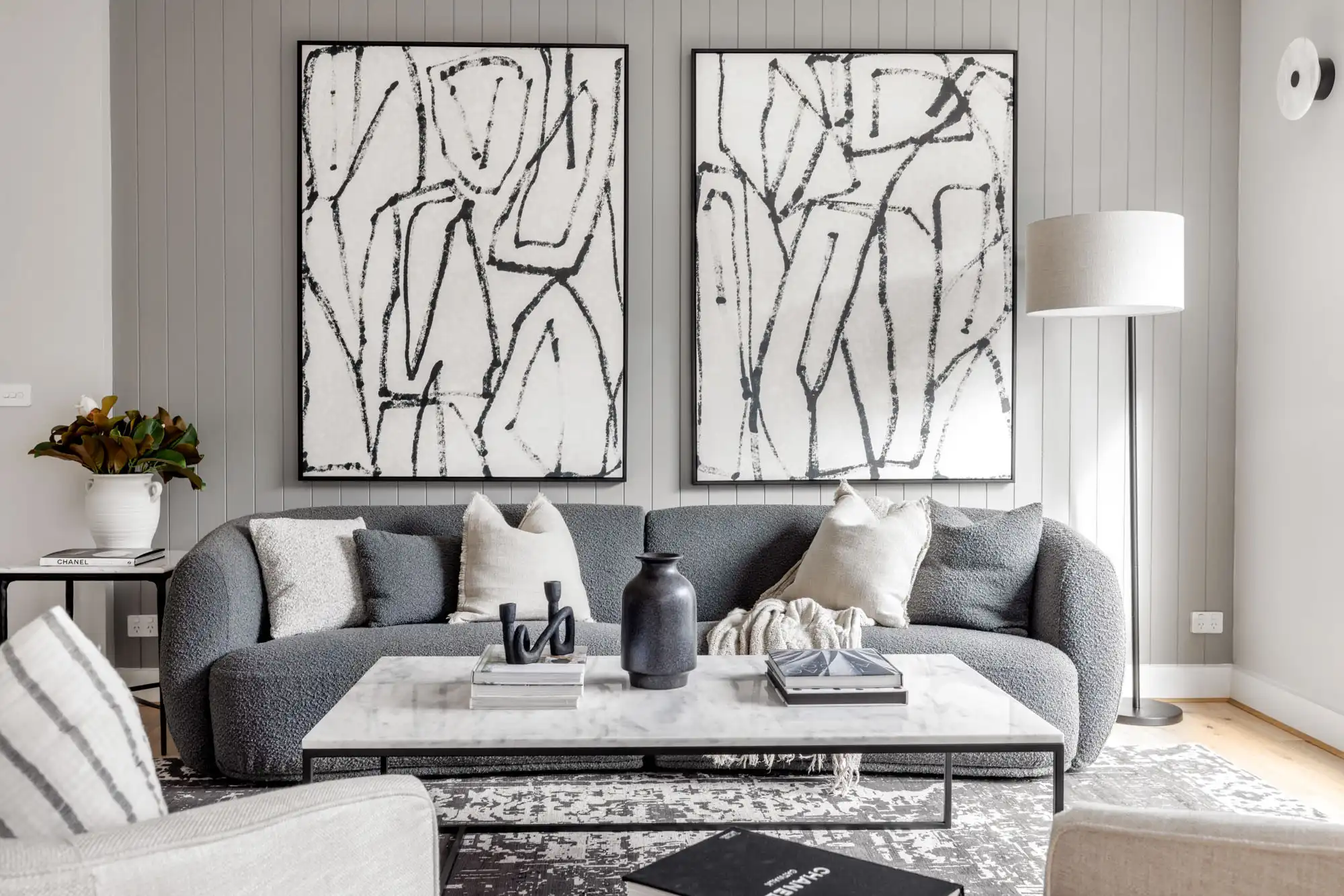 abstract artwork room exudes a contemporary, cosy, and inviting ambiance at this akuna 29 in willow